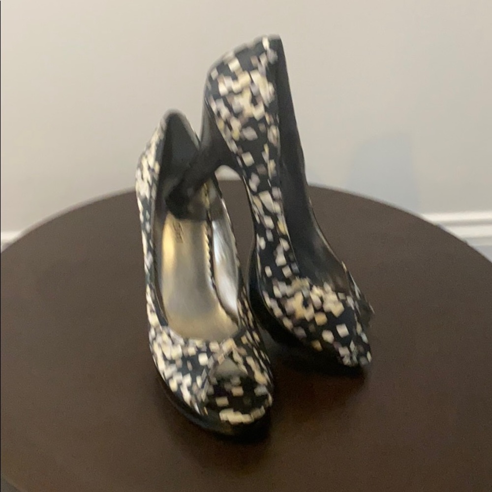 Shoes - Picture 3 of 4